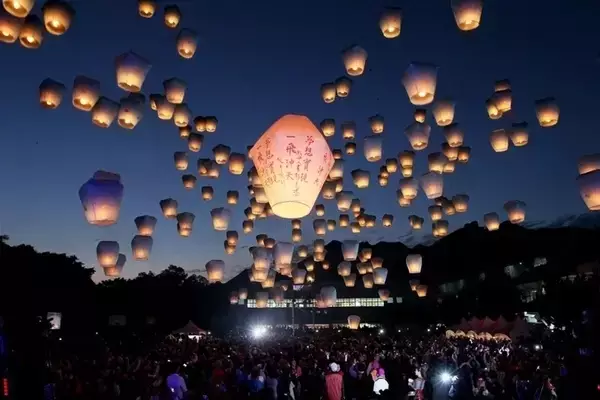 猴年元宵节，富轩门窗祝您心圆！梦圆！阖家团圆！