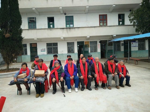 富轩门窗郴州专卖店慈善行：赠人玫瑰，手有余香