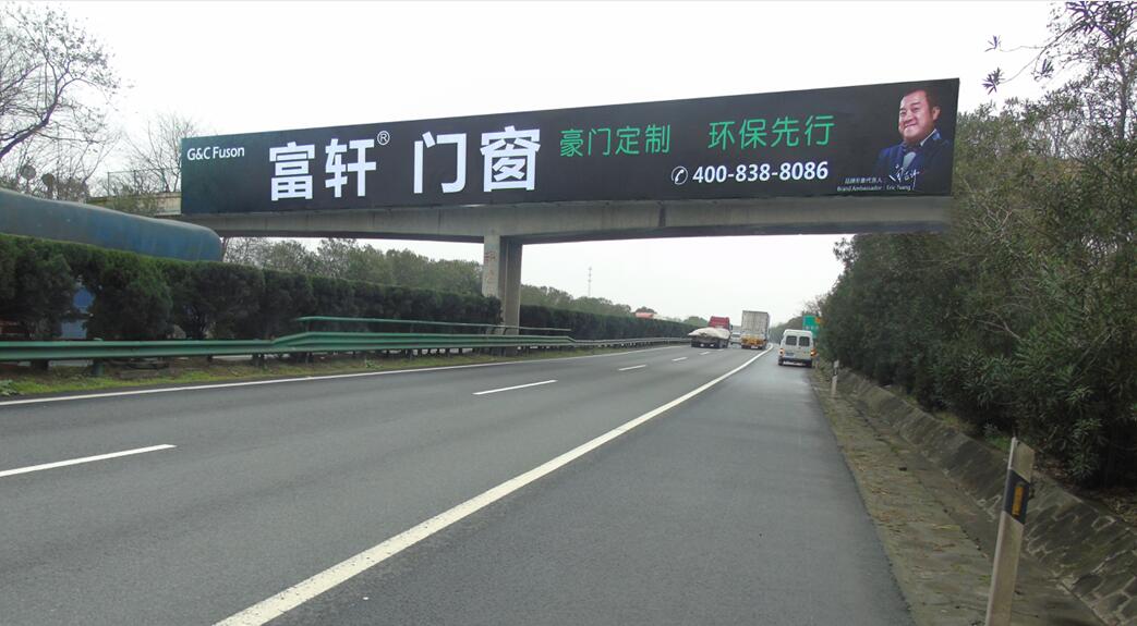 今日头条|富轩门窗高炮广告如春雷般响彻华夏大地！