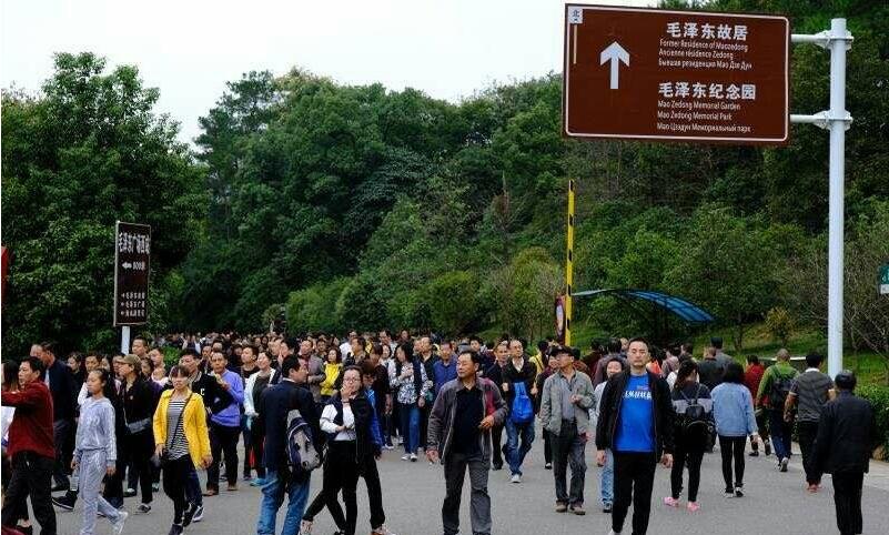 与其人山人海，不如静看窗前花开花落！