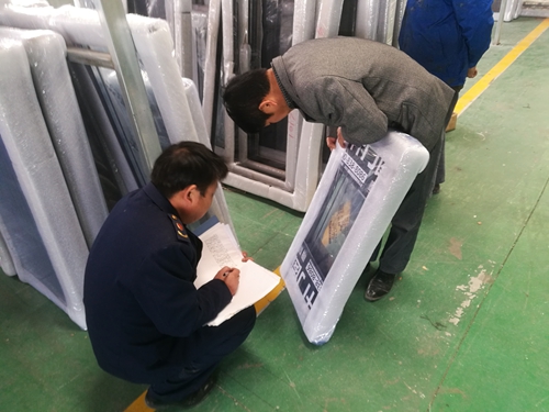 3.15正品维权，富轩门窗送锦旗感谢黄冈散花工商局打假行动