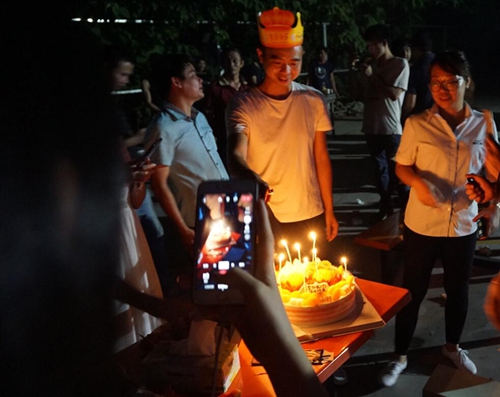 燥起来！富轩门窗生日会与烧烤激情相约