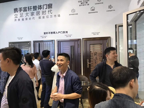 富轩展厅宾客如云，点燃广州定制家居展！