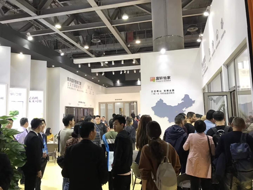 富轩展厅宾客如云，点燃广州定制家居展！