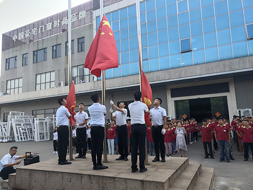 “同升国旗 同唱国歌”富轩门窗祝贺祖国70周年华诞！