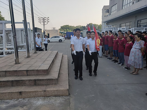 “同升国旗 同唱国歌”富轩门窗祝贺祖国70周年华诞
