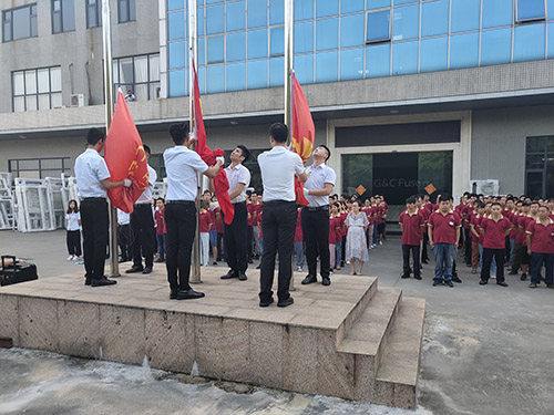 “同升国旗 同唱国歌”富轩门窗祝贺祖国70周年华诞