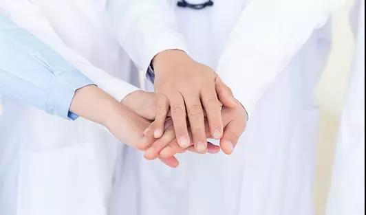 抗击疫情，富轩门窗十堰专卖店为十堰人民医院爱心捐赠隔断门！