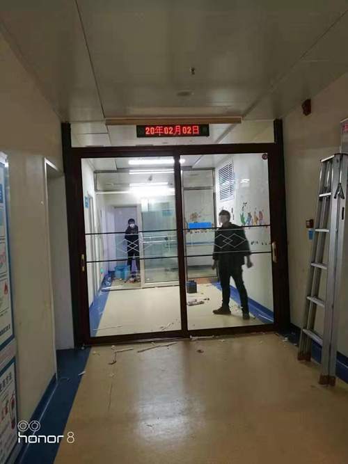 富轩门窗在行动，十堰专卖店为十堰人民医院捐赠病区隔离门