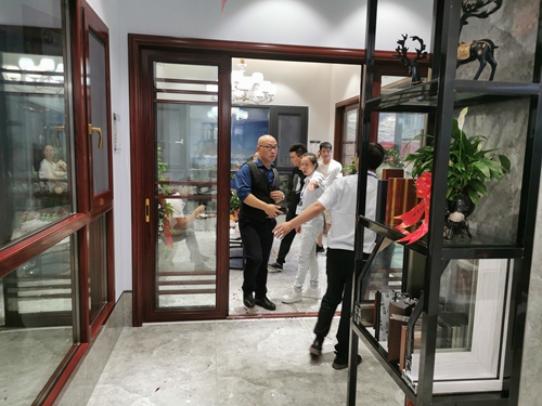 开业狂欢，富轩门窗毕节专卖店首日活动签单突破百万！