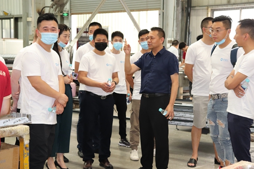热烈欢迎蓉窗汇俱乐部同仁莅临富轩门窗总部参观交流！