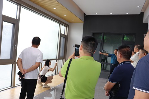 热烈欢迎广西梧州循环经济产业园领导来访富轩门窗总部