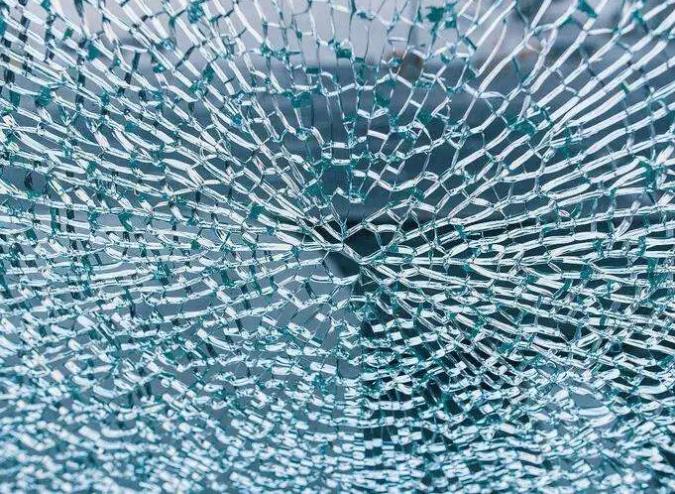 夏季高温玻璃容易自爆，门窗的安全玻璃有多重要！