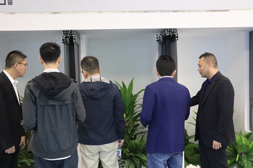 热烈欢迎《中国门窗焦点访谈》栏目组&土巴兔家装大平台走进富轩门窗交流指导！