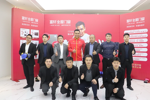 惠战压轴|奥运冠军做客富轩总部直播厅，狂撒锦鲤大礼！
