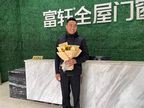 惠战压轴|奥运冠军做客富轩总部直播厅，狂撒锦鲤大礼！