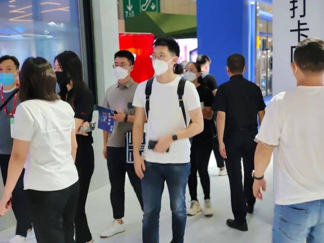 富轩全屋门窗上海建博会DAY2热力持续吹响财富集结号 